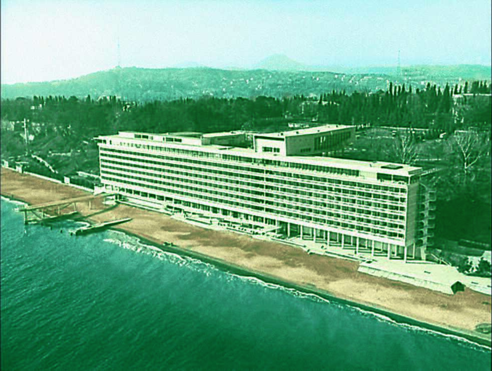 Sanatorium Sotschi, Architekten: J. Schwarzbreim, D. Lurye, M. Stuschin, M. Schulmeister // 1965