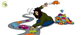 Une femme jette des voitures-jouets par-dessus son épaule