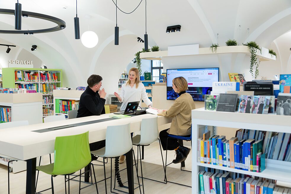 Спільний робочий стіл в бібліотеці