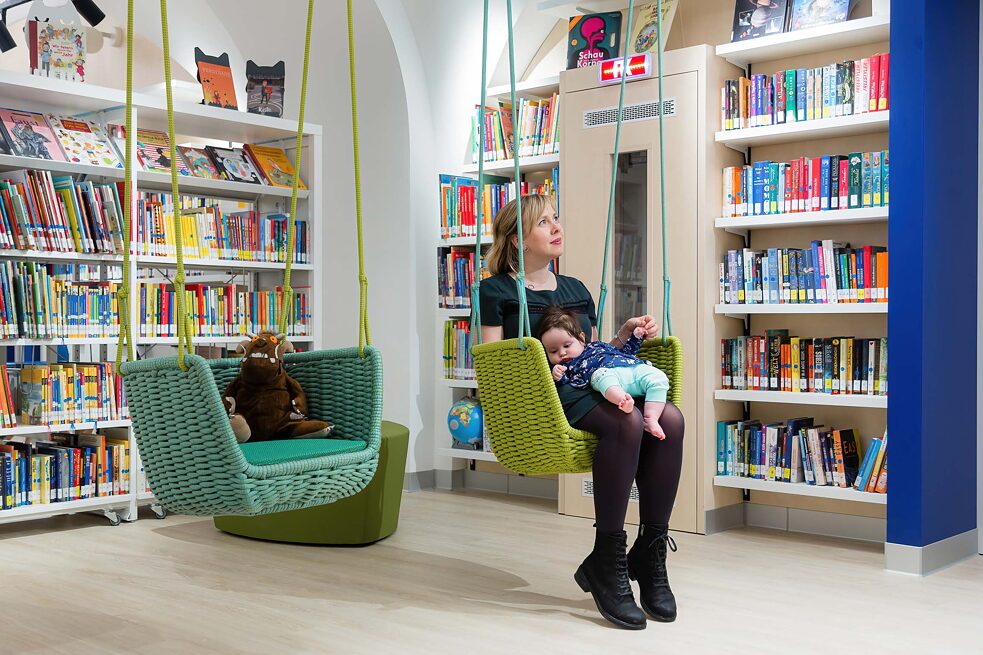 Гойдалка в бібліотеці