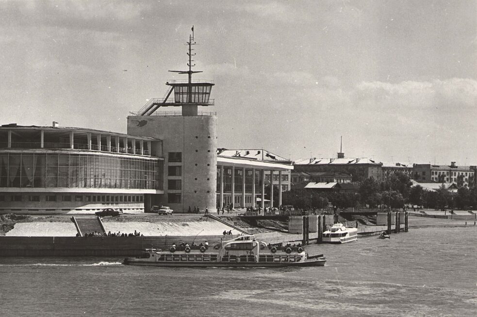 Seebahnhofsgebäude (Omsk), Architekten: A. Michailow, S. Pekarski, T. Sadowski// 1964