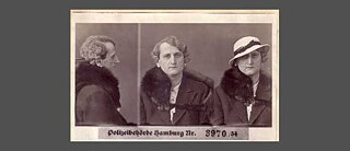 drei Polizeibehördenfotos eines wie eine Frau gekleideten Mannes