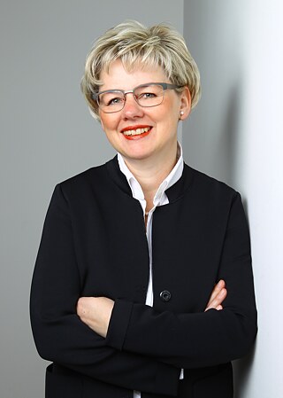 Η Δρ Sabine Köhler είναι ψυχίατρος-ψυχοθεραπεύτρια και πρόεδρος του Επαγγελματικού Συλλόγου Γερμανών Νευρολόγων (Berufsverband Deutscher Nervenärzte, BVDN). 