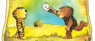 Zeichnung von Janosch: Der kleine Bär überreicht dem kleinen Tiger einen Brief. 
