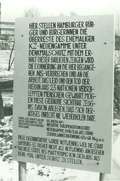 Civilek által állított emléktábla a neuengamme-i koncentrációs táborban 1984. január 28-án