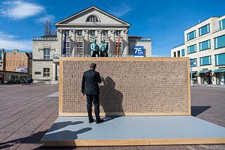 Gedenkakt zum 76. Jahrestag der Befreiung des KZ Buchenwald und Mittelbau-Dora – Die Verschwindende Wand auf dem Theaterplatz in Weimar