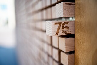 Gedenkakt zum 76. Jahrestag der Befreiung des KZ Buchenwald und Mittelbau-Dora – Die „Verschwindende Wand“ zeigt Zitate von Überlebenden