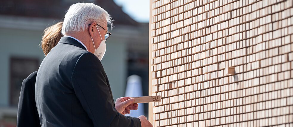 For the 76th anniversary of the liberation of Buchenwald and Mittelbau-Dora concentration camp, the “Disappearing Wall” presented quotes by survivors 