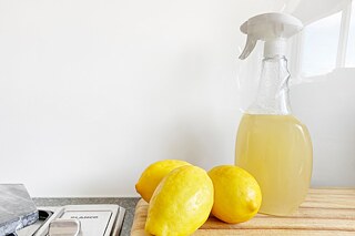 Hausgemachter Mehrzweckreiniger aus Zitrusschalen und Essig &copy; Crema Joe © unsplash Hausgemachter Mehrzweckreiniger aus Zitrusschalen und Essig