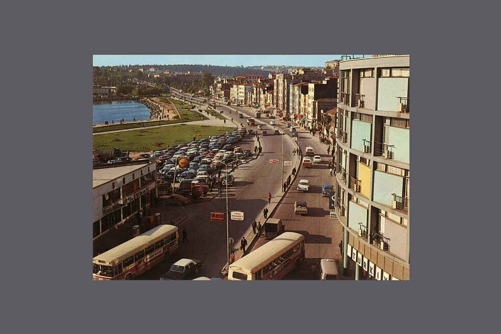 Fassadendetail der Kadıköy Filiale der Türkischen İş Bankası mit Dienstwohnungsgebäude