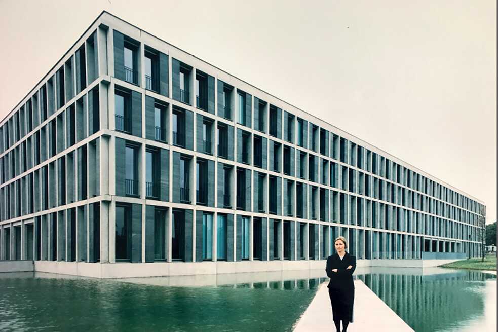Gesine Weinmiller vor dem Bundesarbeitsgericht in Erfurt, 1999