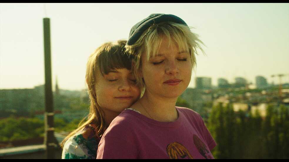 Nora et Romy (Lena Urzendowsky, Jella Haase)