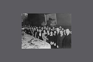 Leman Tomsu bei einem Empfang des Türkischen Konsulats in Berlin (Fotomitte mit hellem Kleid)