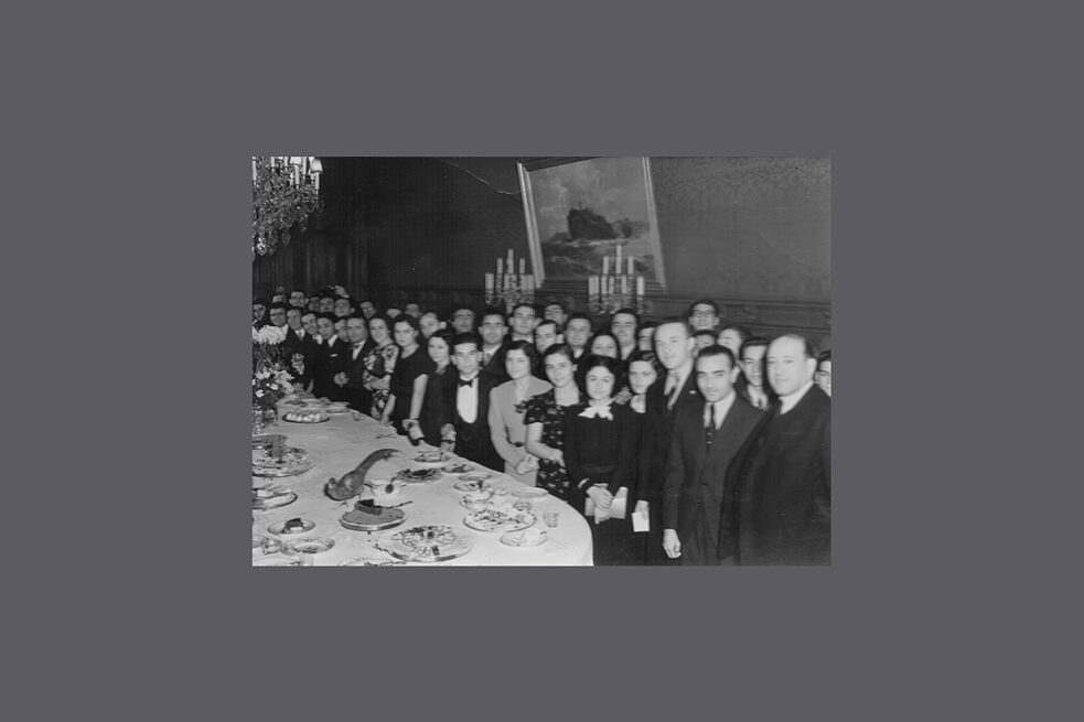 Leman Tomsu bei einem Empfang des Türkischen Konsulats in Berlin (Fotomitte mit hellem Kleid)