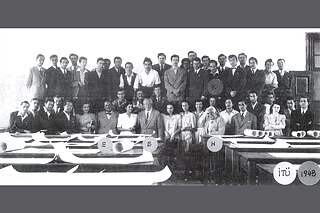 Leman Tomsu mit den Lehrbeauftragten und Studierenden des 2. Studienjahres an der Architekturfakultät im Stadteil Gümüşsuyu gelegenen Gebäude der Technischen Universität Istanbul (zwischen Emin Onat und Paul Bonatz)