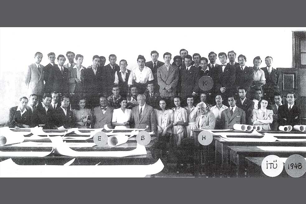 Leman Tomsu mit den Lehrbeauftragten und Studierenden des 2. Studienjahres an der Architekturfakultät im Stadteil Gümüşsuyu gelegenen Gebäude der Technischen Universität Istanbul (zwischen Emin Onat und Paul Bonatz)