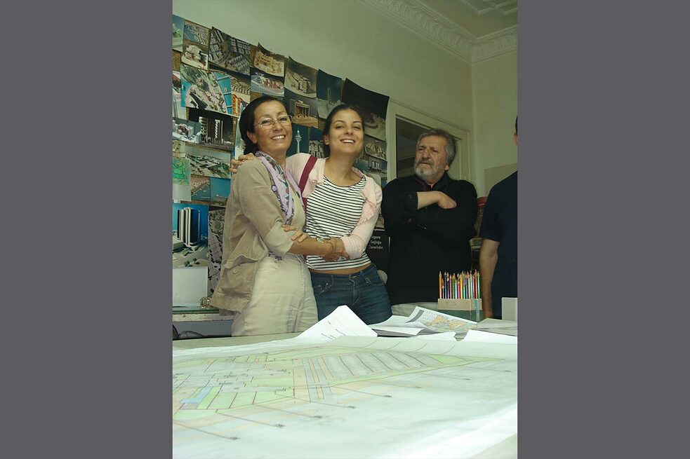 Nuran Ünsal und İlgi Karaaslan anlässlich einer Modellarbeit im Büro von Selahattin Yazıcı