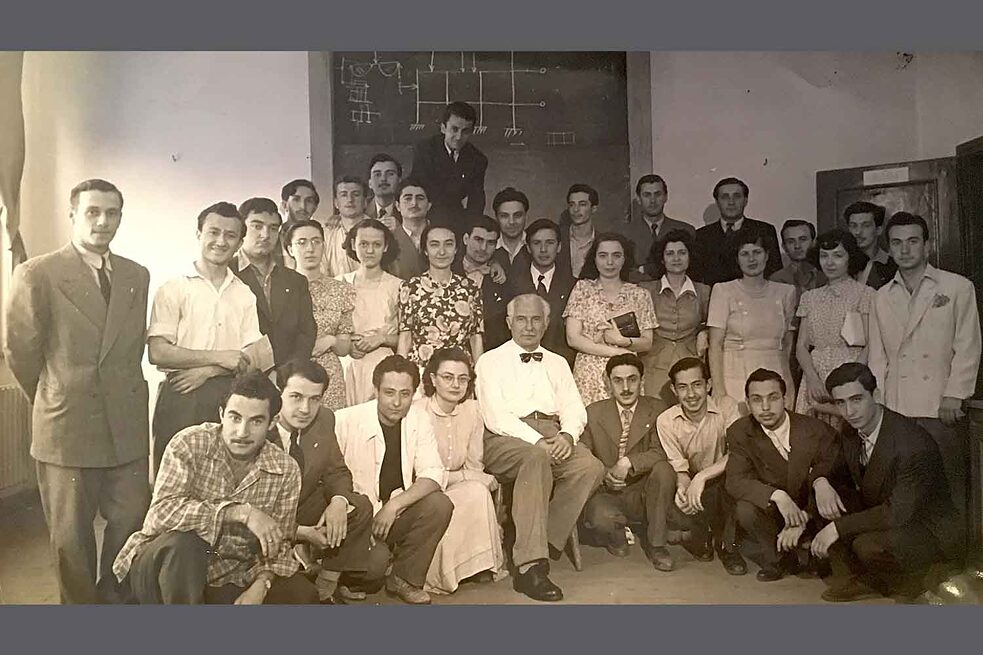 Perran Doğancı (ikinci sırada ayakta, soldan dördüncü), Prof. Hess ve sınıf arkadaşları ile İstanbul Teknik Üniversitesi Mimarlık Fakültesi Gümüşsuyu ek binası dersliğinde, 1949 