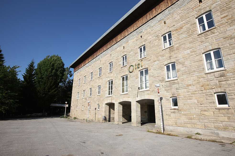 Sanatorium in Uludağ Kirazlıyayla (zusammen mit Emin Onat), Großes Hotel, 1946