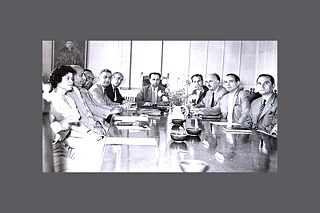 Vorstand der Professoren der Architekturfakultät der Technischen Universtität Istanbul (Leman Tomsu, Sabri Oran, Emin Onat, Kemali Söylemezoğlu, Mukbil Gökdoğan, Sait Kuran (Dekan), Lami Eser, Kemal Ahmet Aru, Orhan Safa, Orhan Arda) im Konferenzsaal der Architekturfakultät in Taşkışla, 1950-1952