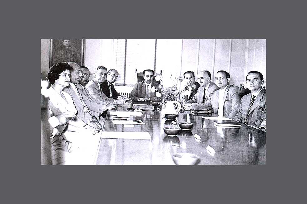 Vorstand der Professoren der Architekturfakultät der Technischen Universtität Istanbul (Leman Tomsu, Sabri Oran, Emin Onat, Kemali Söylemezoğlu, Mukbil Gökdoğan, Sait Kuran (Dekan), Lami Eser, Kemal Ahmet Aru, Orhan Safa, Orhan Arda) im Konferenzsaal der Architekturfakultät in Taşkışla, 1950-1952