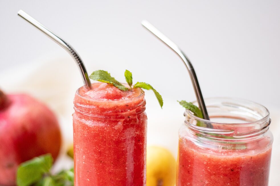 Getränke mit Trinkhalmen aus Metall Getränke mit Trinkhalmen aus Metall