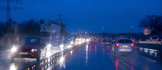 Autos bei Dunkelheit und Regen auf einer Autobahn