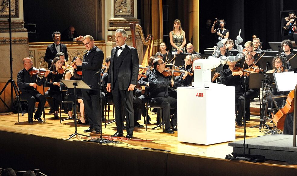 Andrea Bocelli singt an der Seite eines Roboterkomponisten in Pisa, Italien