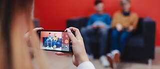 ©The Earth Is Flat - How To Read Media?