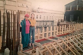 Tülin Hadi ile birlikte Milli Reasürans T.A.Ş. Genel Müdürlük binasının şantiyesinde, 1988-89