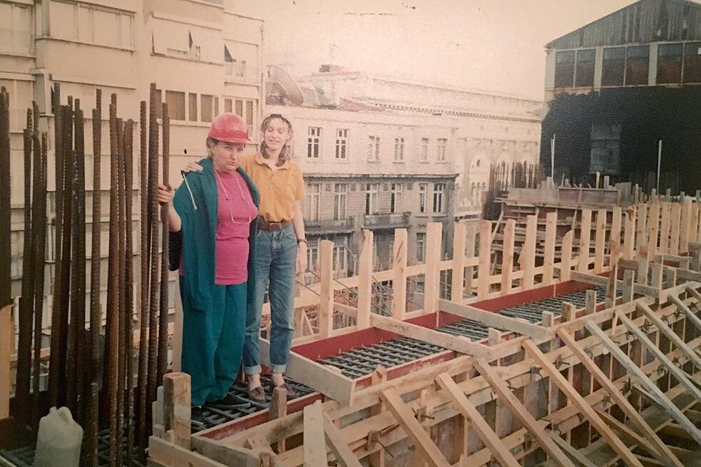Zusammen mit Tülin Hadi auf der Baustelle des Gebäudes der Generaldirektion der Nationalen Rückversicherung, 1988-89