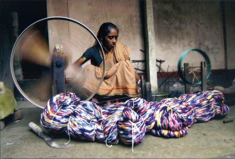 Didi Bosak is spinning 100% cotton yarn for the preparation to weave cotton saris in Tangail. © Bibi Productions