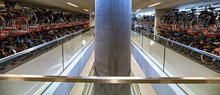 Mit mehr als 13.000 Stellplätzen steht in Utrecht das größte Fahrradparkhaus der Welt. 