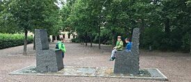 Eine Familie am Goethe-Hafis-Denkmal in Weimar