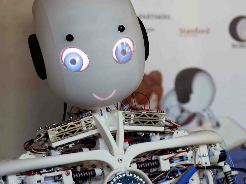Der Roboter Roboy kann bereits Radfahren und einen Plattenspieler bedienen. 2020 soll er sogar medizinische Diagnosen treffen können.