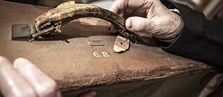 Vor kurzem erst hat Bachs Tochter den Koffer wiedergefunden, mit dem Gabriel Bach 1938 mit seiner Familie rechtzeitig vor einer Deportation zunächst in die Niederlande geflohen war.  © © Goethe-Institut Israel/Cedric Dorin Koffer von Fam. Bach 1938