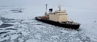 Un brise-glace russe traverse les eaux arctiques