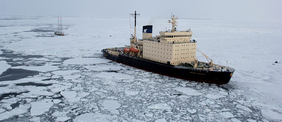 Russischer Eisbrecher kreuzt in arktischen Gewässern.