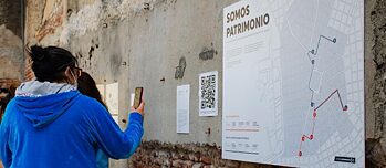 Besucherinteraktion mit dem Werk „Somos Patrimonio, Plan Piloto barrio la Aguada“ („Wir sind Erbe – Stadtplan für das Viertel La Aguada“), einem Augmented-Reality-Kunstwerk von Rodrigo Labella, Bruno Tortorella und Anaïs Vaillant für die Ausstellung „Ghierra Intendente“ 2020.