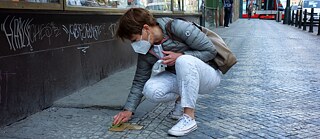 Angelika Ridder und Stolpersteine der Familie Rabínek in Prag