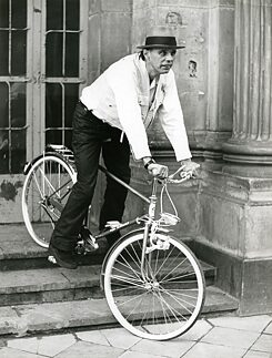 Йозеф Бойс - с колело на стълбите на Академията за изкуства в Дюселдорф