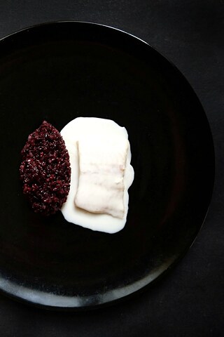 Koral Riff: Koral gekocht in Zitronengras & Kokosnuss-Sauce, serviert mit Black Sticky Rice