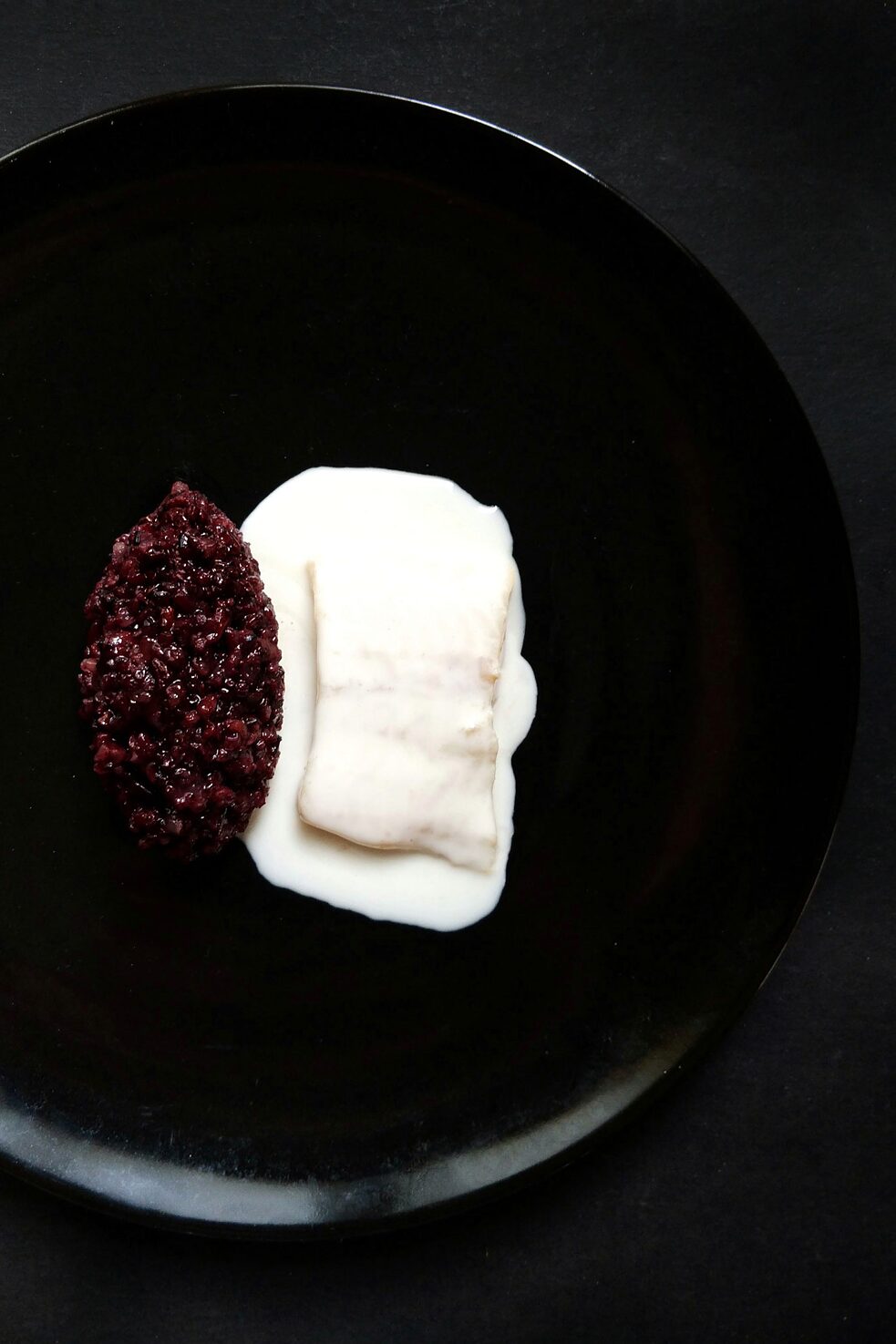 Koral Riff: Koral gekocht in Zitronengras & Kokosnuss-Sauce, serviert mit Black Sticky Rice
