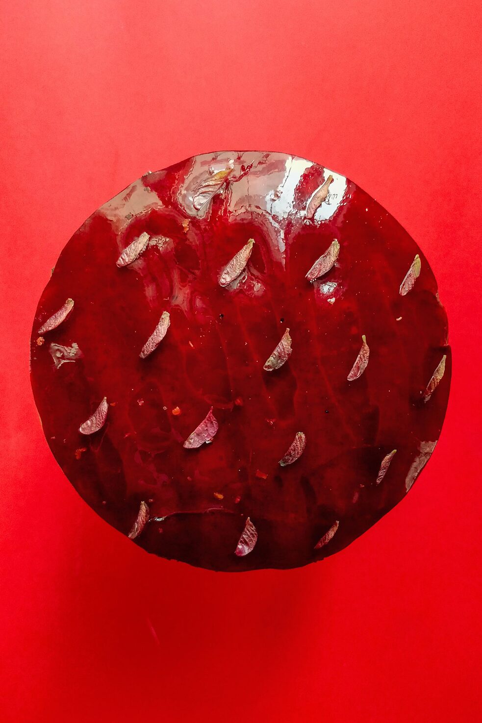 Geröstete Rote Beete Chitoi mit Erdbeer-Rosellen-Gelee, schwarzem Sesam und geräuchertem Ei Bhorta