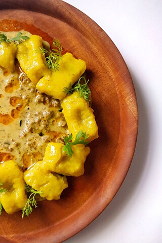 Nani's Keema Alu: Kurkuma-Gnocchi mit karamellisierter Zwiebel-Safran-Veloute & trocken gewürztem Keema