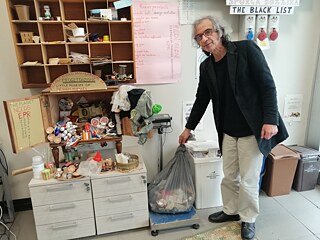 Auch die Familie von Rossano Ercolini lässt den Restmüll abwiegen im Rahmen des Lokalprogramms „Müllfreie Familien“.