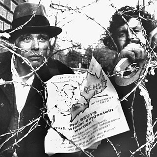 Joseph Beuys ging an Grenzen – wie hier 1972 beim Protest gegen die eigene Kunsthochschule – und beeinflusste damit die Künstler*innengenerationen nach ihm. 