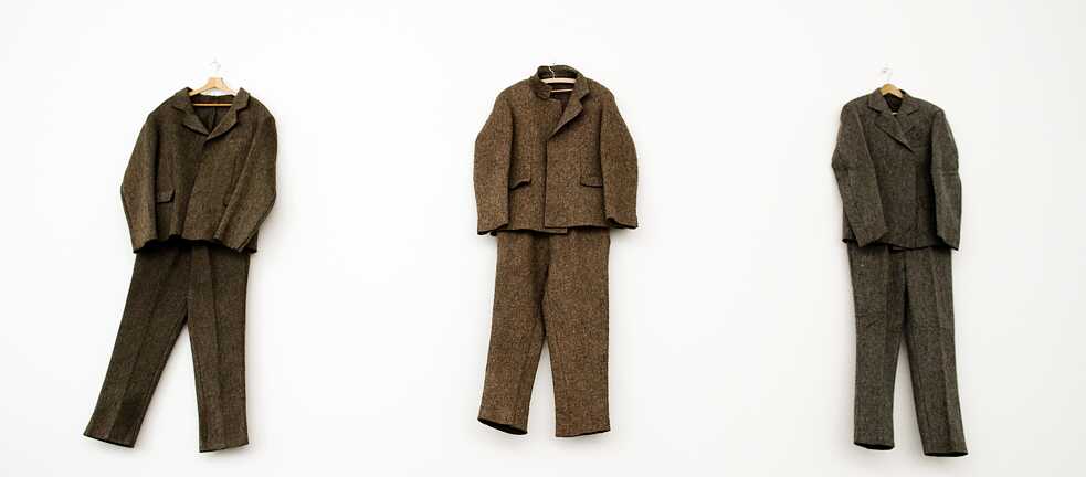 Beuys’ 1970 “Filzanzug” (Felt Suit) at the Neue Pinakothek in Munich as part of the “Ich bin ein Sender. Multiples by Joseph Beuys” (I am a transmitter. Multiples by Joseph Beuys) exhibition in 2014.