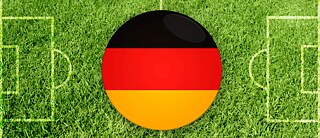 Fußballfeld und die deutsche Flagge