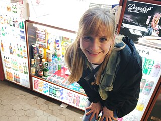 Ich vor einem der charakteristischen „Klek-Shops“, für die man sich hinknien muss